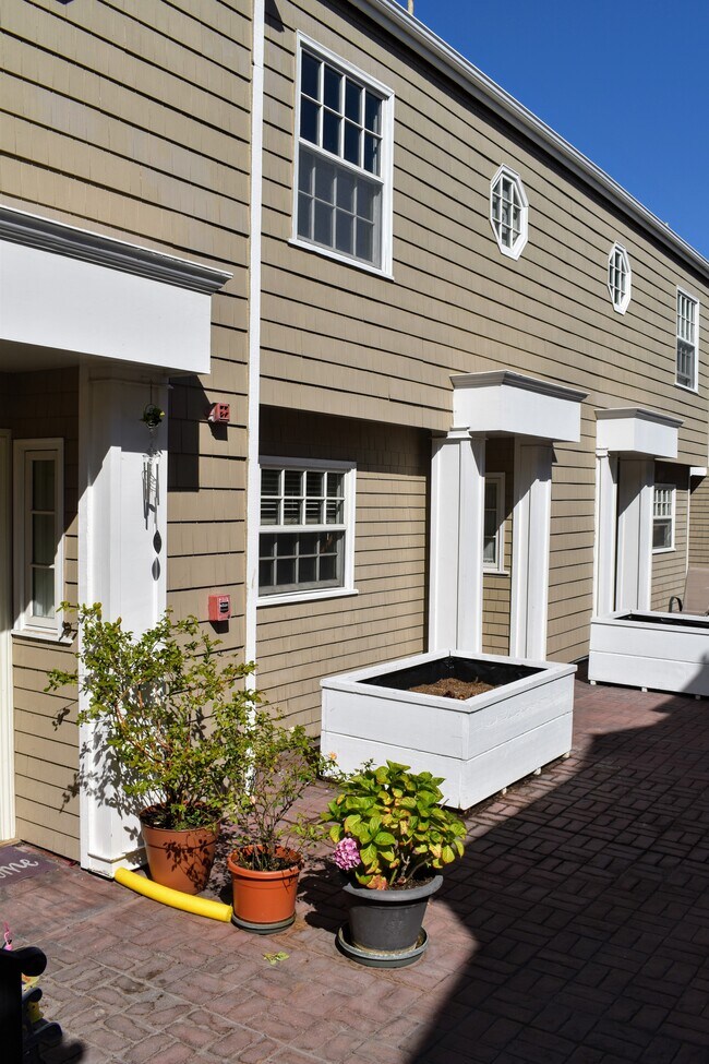 Building Photo - 1555 Cherry St