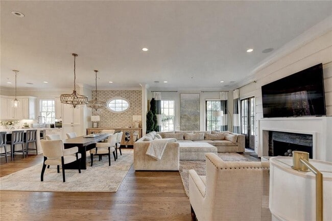 Building Photo - 120 Grand Cres