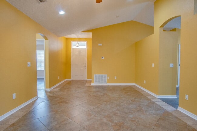 Building Photo - Spacious 3BR with Sunroom & Eat-In Kitchen – Holsberry Estates-Military Special: ½ OFF Security D...