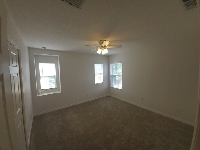 Building Photo - Stunning 4-Bedroom, 2.5-Bathroom Home with...
