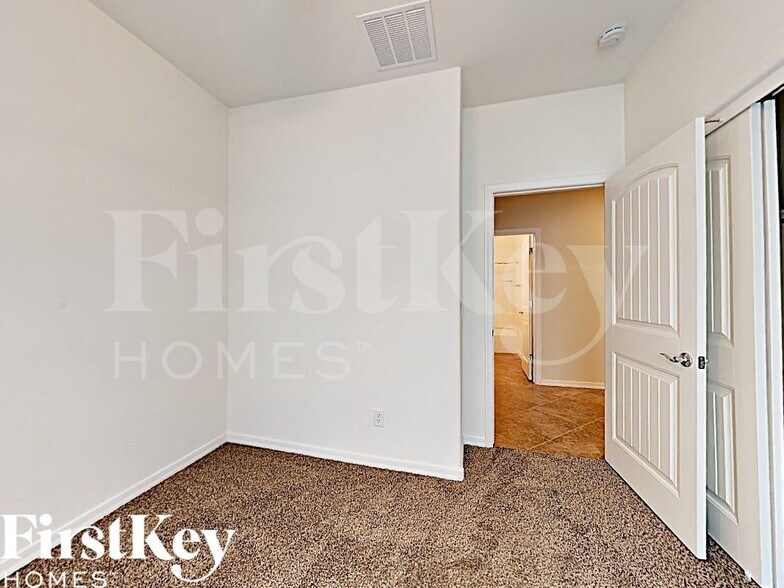 Building Photo - 802 W Love Rd