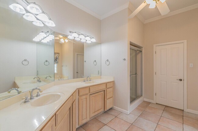 Building Photo - Beautiful 4 Bedroom Home in Ridgmar
