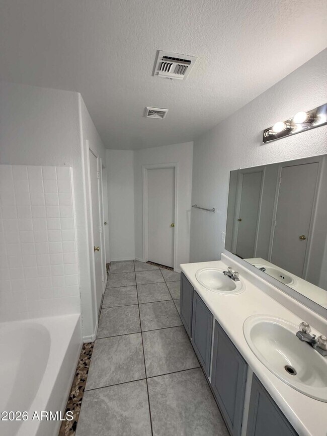 Building Photo - 1261 E Dust Devil Dr