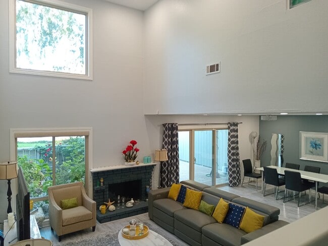 Building Photo - 7551 Maywood Dr