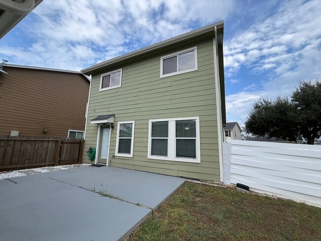 Building Photo - 20702 Settlers Lake Cir N