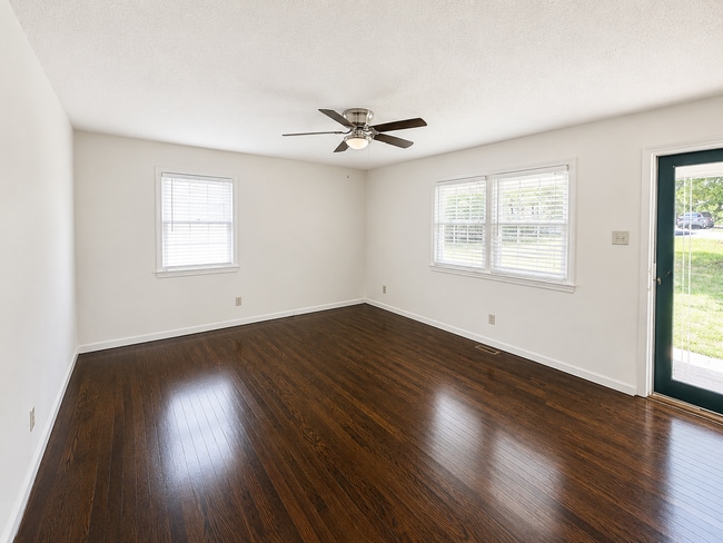 Building Photo - Three bedroom, 1 bath brick ranch in Liberty