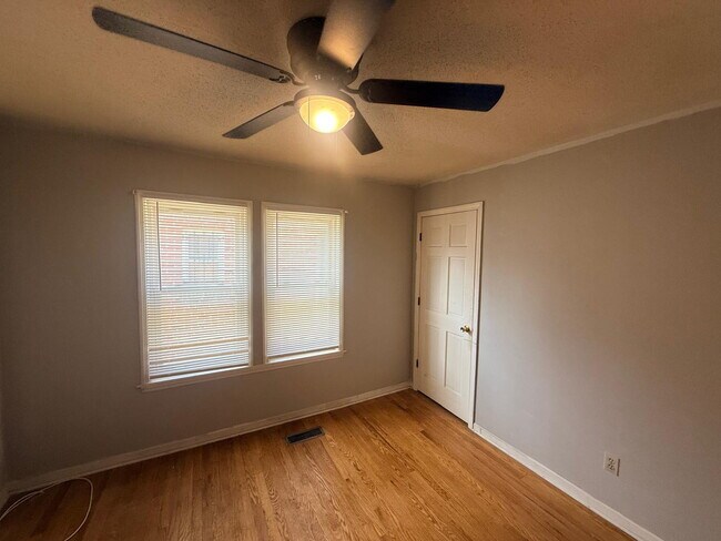 Building Photo - "Charming 3-Bed, 1 bath Retreat with Beautiful Floors on Laura Avenue!"
