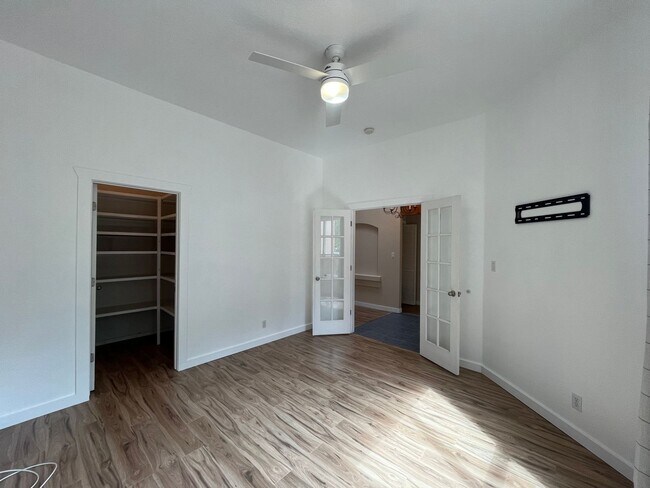 Building Photo - Gorgeous and Quiet 4 Bedroom 2.5 Bathroom ...