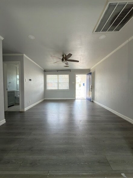 Building Photo - 9122 Clearwater Dr