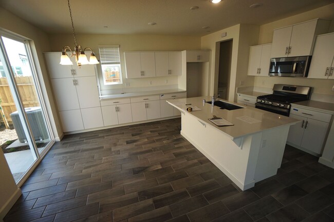 Building Photo - 3 Bed, 2.5 Bath Home in Prime Clovis Herit...