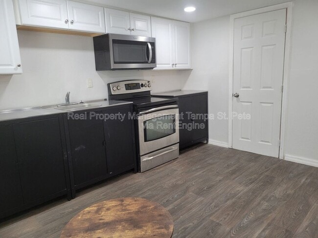 Building Photo - 618 17th Ave S