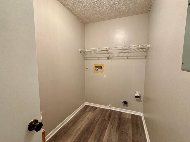 Building Photo - Fantastic 3/2 Sorrento Home with HOA!