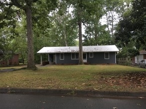 Building Photo - 1319 Greenview Dr