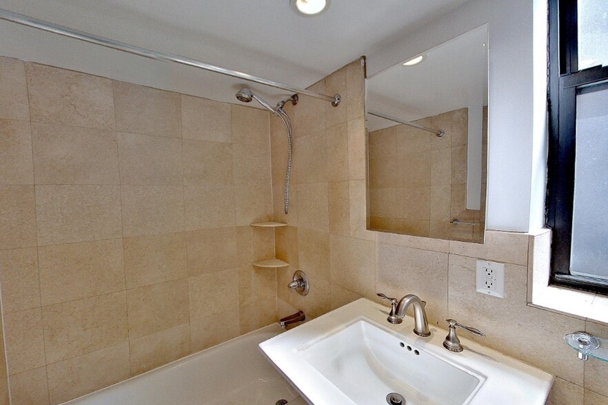 Building Photo - 206 E 83rd St