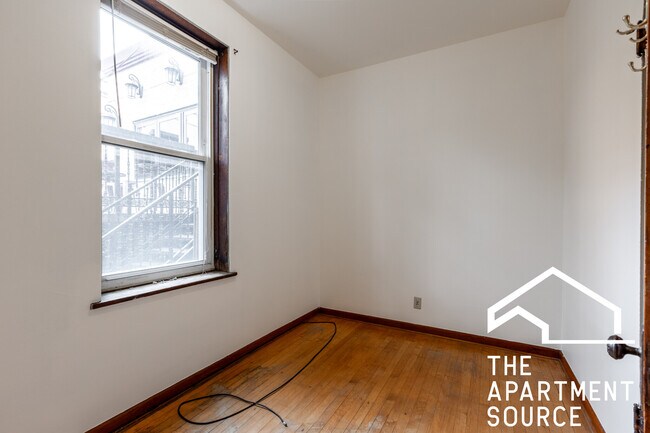 Building Photo - 2042 W Armitage Ave