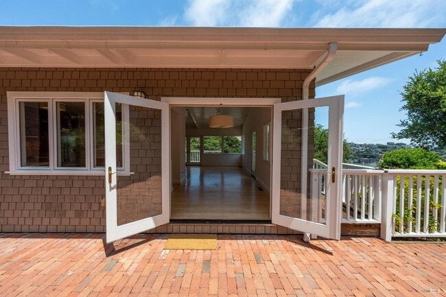 Building Photo - 125 Bayview Ave