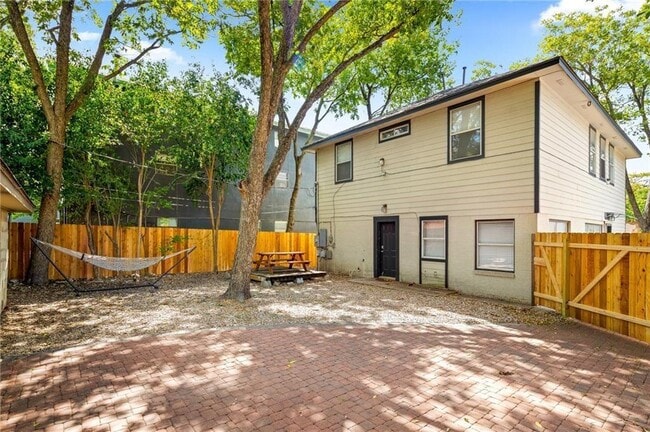 Building Photo - 504 W 35th St
