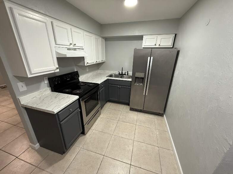 Building Photo - 908 Lora St