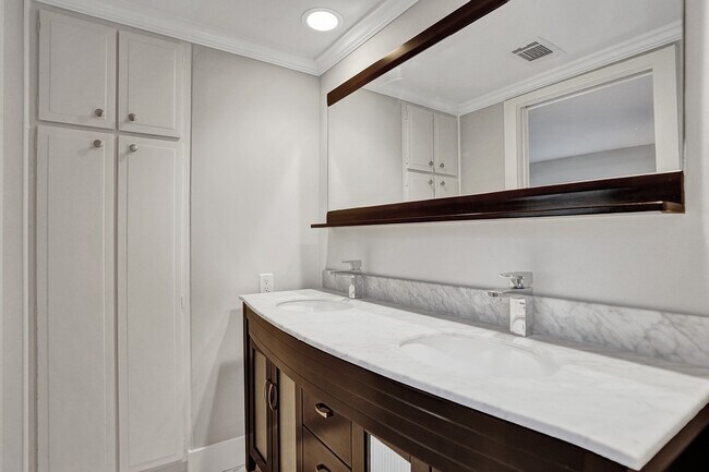 Building Photo - 620 W Palmetto Park Rd