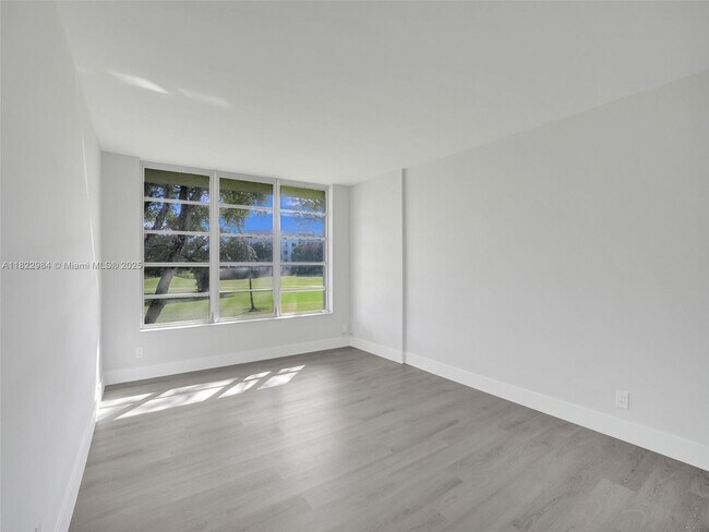 Building Photo - 3700 Oaks Clubhouse Dr