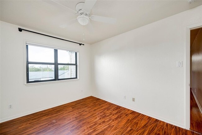 Building Photo - 1510 W N Loop Blvd