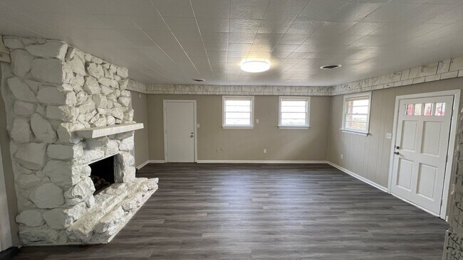 Building Photo - 3-Bedroom just waiting for you !