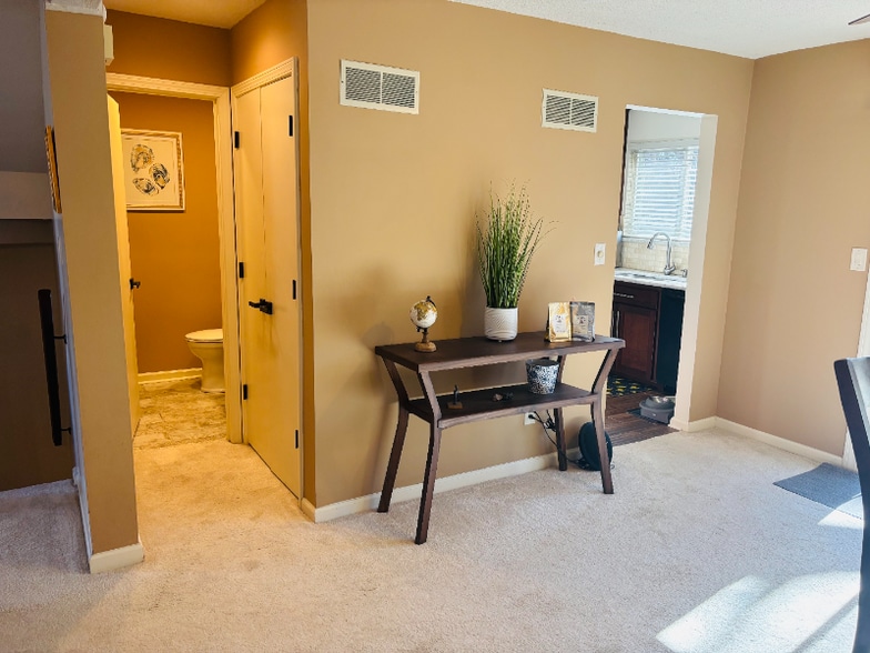 Building Photo - 10747 Oakmont St