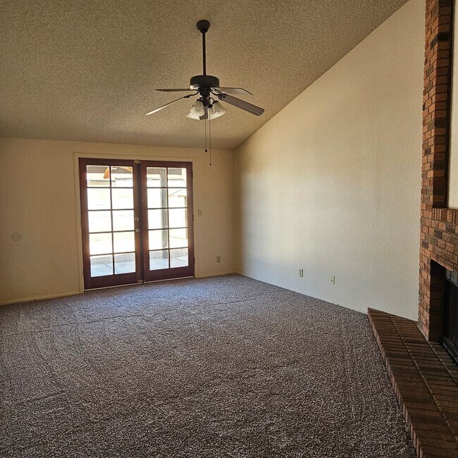 Building Photo - 3 bedroom corner unit for rent