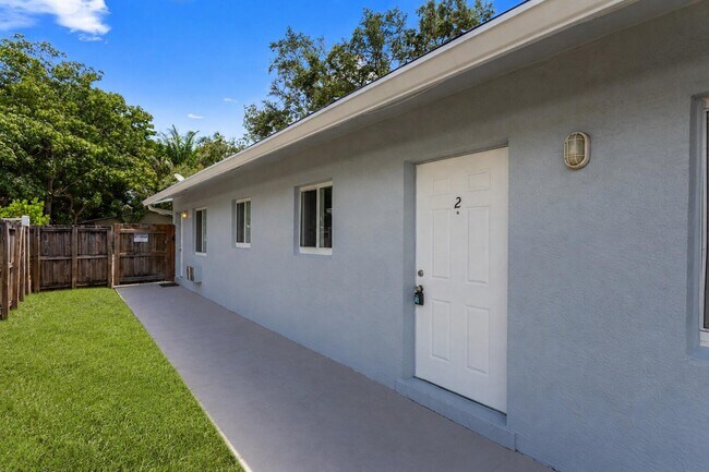 Building Photo - 709 SW 13th Ave