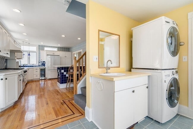 Building Photo - 68 Elm St