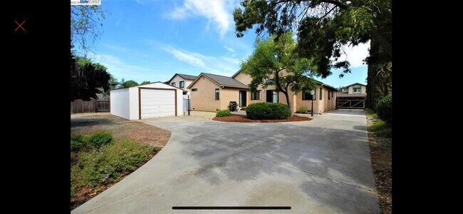 Building Photo - 433 Hazelnut Dr