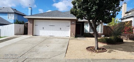 Building Photo - Beautiful & Unique 3 Bed 2 Bath Home w/Cus...