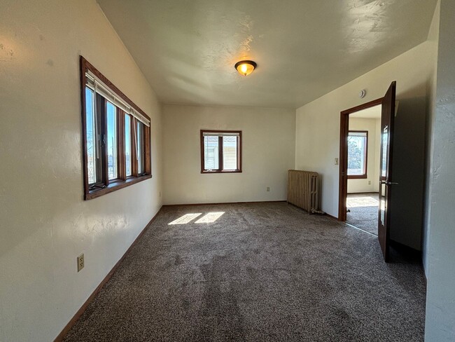 Building Photo - 828 S Maple Ave