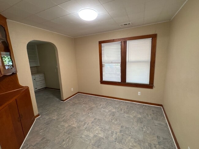 Building Photo - Cute 2 Bedroom Bungalow! $895