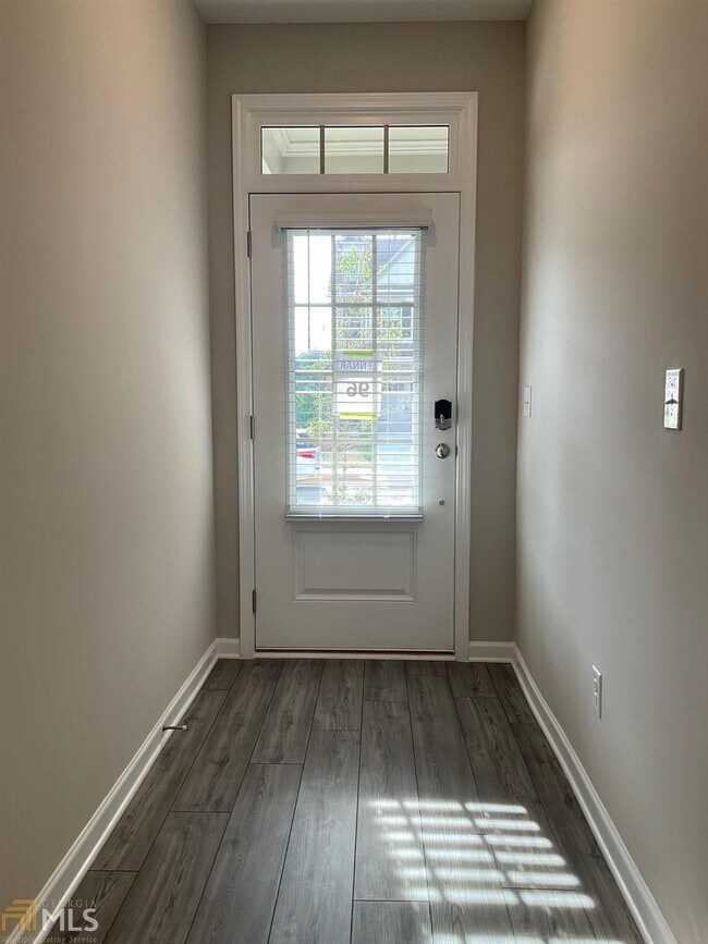 Building Photo - 2066 Pine Tree Dr