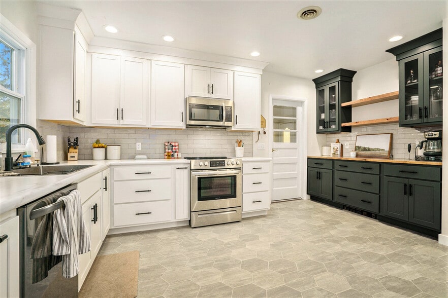 Building Photo - 204 E Spring St