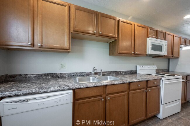 Building Photo - Charming 2-Bedroom Home with Hardwood Floo...