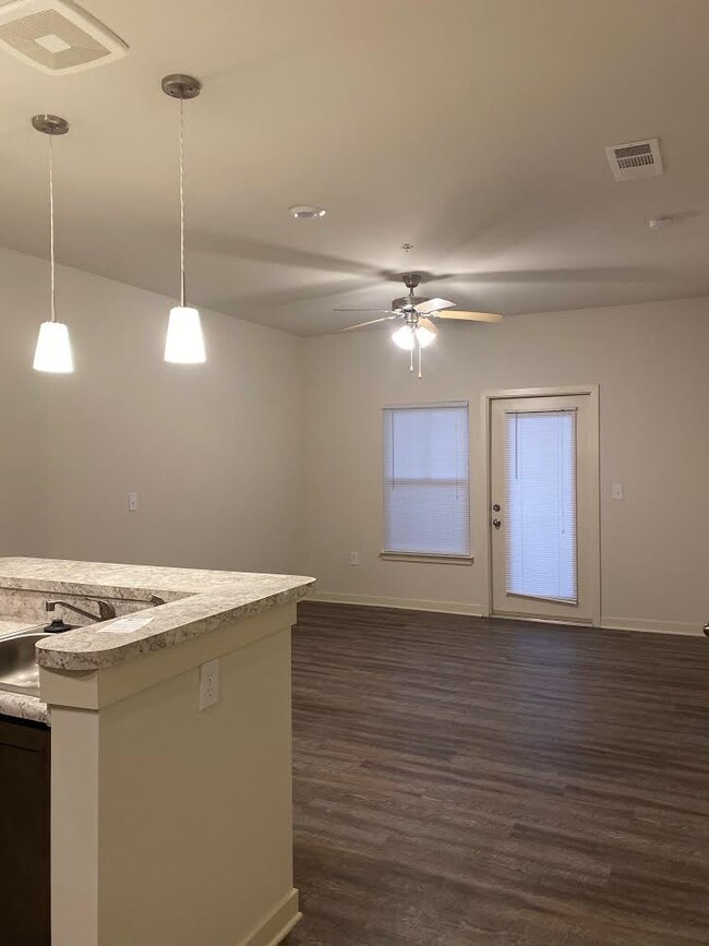 Building Photo - 250 Douthit Ferry Rd