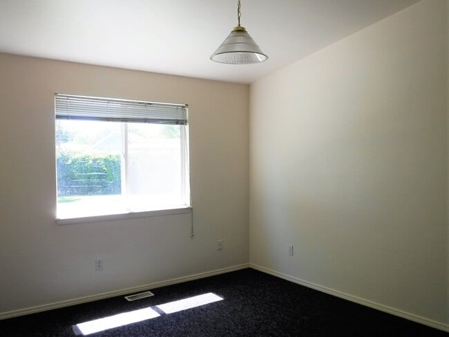 Building Photo - Adorable 2 bed 2 bath Town Home in a quiet...