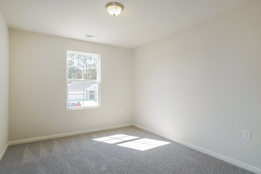 Building Photo - 684 Savanac St SE