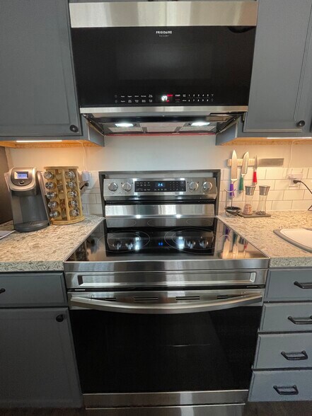 New stainless steel appliances - 1131 115th St SW