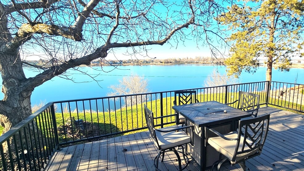 Building Photo - 3312 W Lakeshore Dr