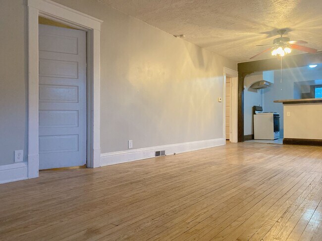 Building Photo - Benson 2 bed 2 bath with 2 additional non conforming rooms in the basement $1495
