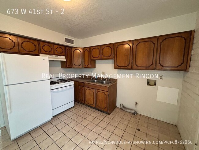 Building Photo - 673 W 41st St