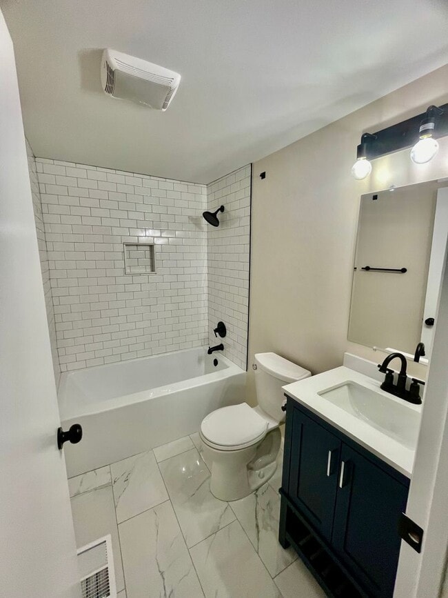 Building Photo - 112 Hemlock St