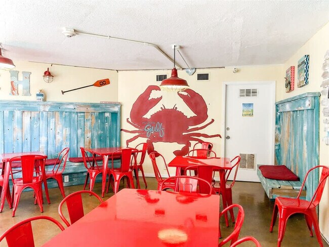 Building Photo - 8817 S Thomas Dr