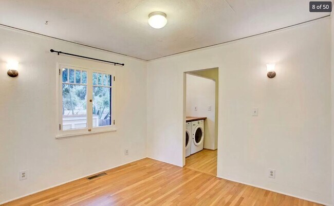 Building Photo - Charming 3 bed / 2 bath Home Across from Oak Park!