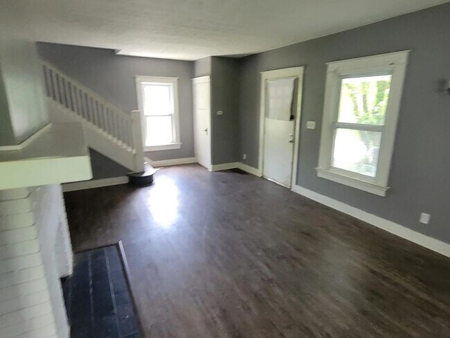 Building Photo - 715 W Fairview Ave