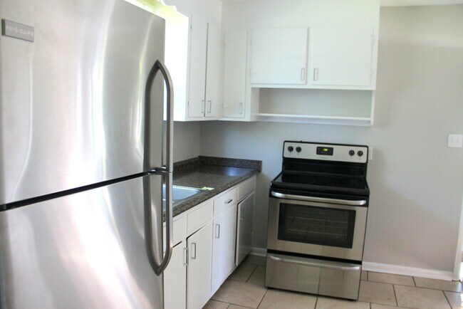 Building Photo - Rivergate Mall!! 3 Bedrooms / 1 Bathroom Renovated!