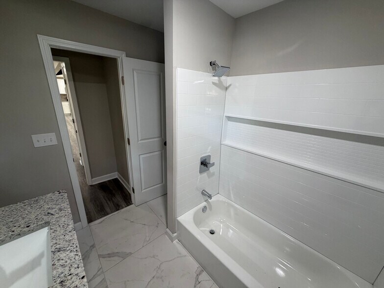 Building Photo - Room in House on Heritage Hills Cir